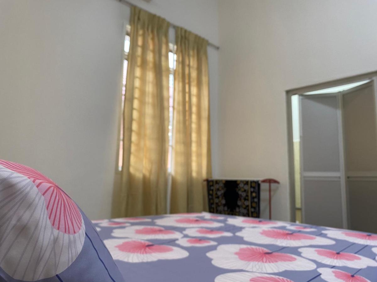 Cempaka Homestay Парит Раджа Экстерьер фото